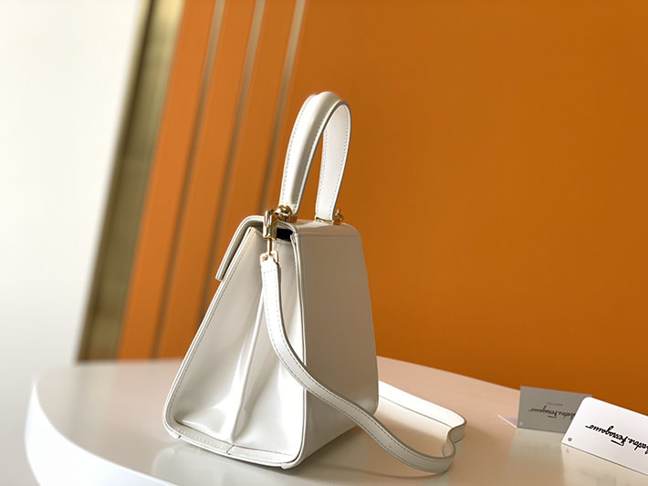 FERRAGAMO 新作バッグ フェラガモ バッグ アウトレット アイコニック トップハンドル (S) ホワイト 212193 749023 - 画像 (3)