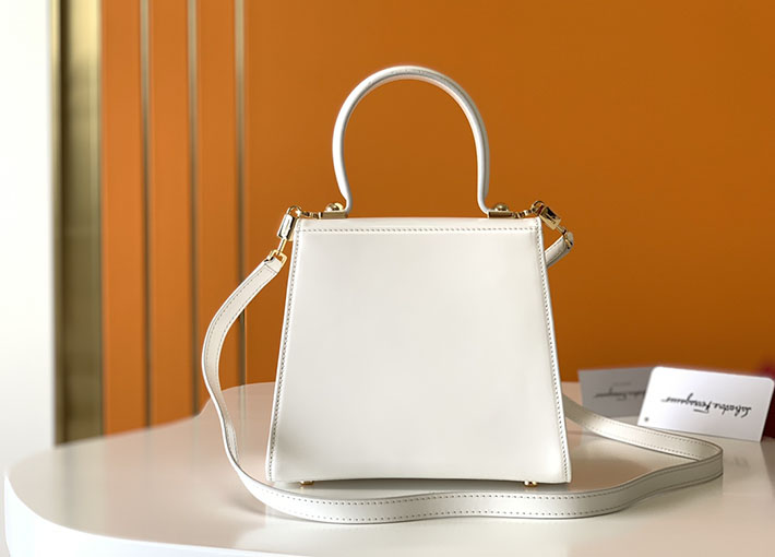 FERRAGAMO 新作バッグ フェラガモ バッグ アウトレット アイコニック トップハンドル (S) ホワイト 212193 749023 - 画像 (2)
