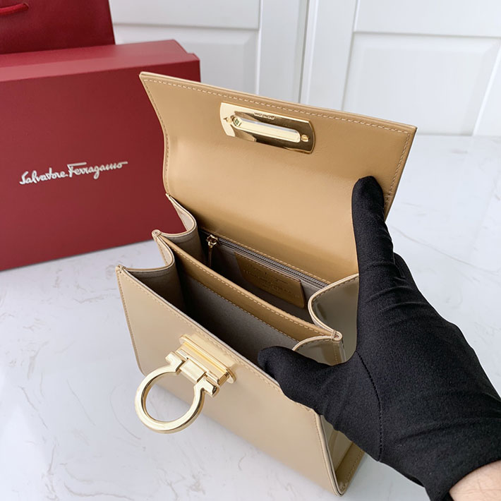 FERRAGAMO 新作バッグ フェラガモ バッグ アウトレット アイコニック トップハンドル (S) Camel 212193 749024 - 画像 (8)
