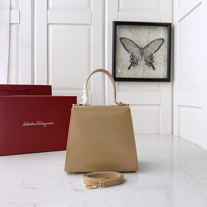 FERRAGAMO 新作バッグ フェラガモ バッグ アウトレット アイコニック トップハンドル (S) Camel 212193 749024 - 画像 (4)