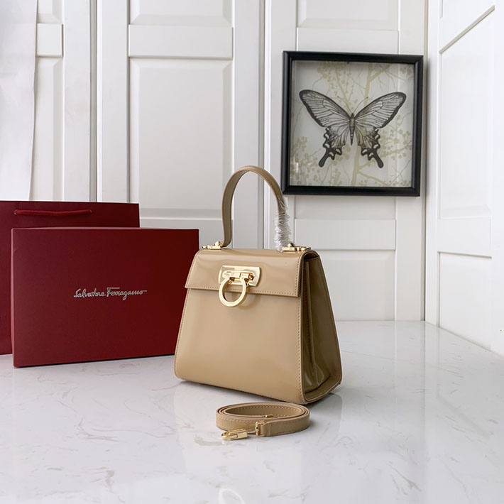 FERRAGAMO 新作バッグ フェラガモ バッグ アウトレット アイコニック トップハンドル (S) Camel 212193 749024 - 画像 (2)
