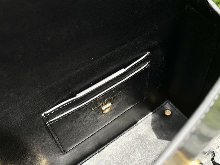 FERRAGAMO 新作バッグ フェラガモ バッグ アウトレット ハンドバッグ 2WAY TRIFOLIO BOX BAG ブラック 2520532 ferragamo ヴァラリボン バッグ - 画像 (6)