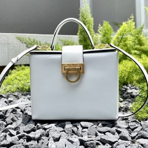 ferragamo ヴァラリボン トートバッグ
