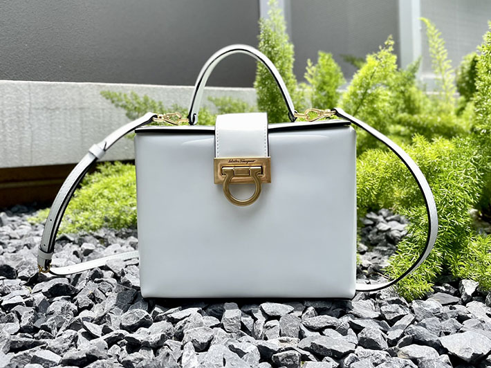 ferragamo ヴァラリボン トートバッグ