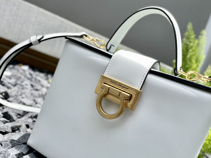FERRAGAMO 新作バッグ フェラガモ バッグ アウトレット ハンドバッグ 2WAY TRIFOLIO BOX BAG スカイブルー 2520535 ferragamo ヴァラリボン トートバッグ - 画像 (9)