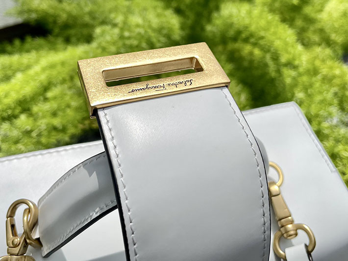 FERRAGAMO 新作バッグ フェラガモ バッグ アウトレット ハンドバッグ 2WAY TRIFOLIO BOX BAG スカイブルー 2520535 ferragamo ヴァラリボン トートバッグ - 画像 (7)