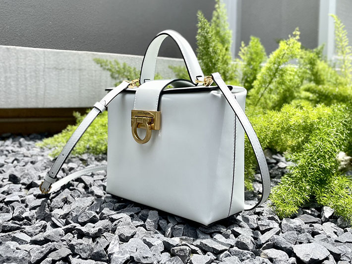 FERRAGAMO 新作バッグ フェラガモ バッグ アウトレット ハンドバッグ 2WAY TRIFOLIO BOX BAG スカイブルー 2520535 ferragamo ヴァラリボン トートバッグ - 画像 (4)