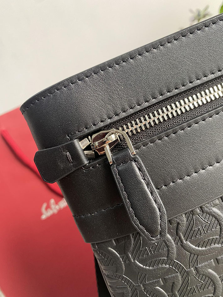 FERRAGAMO 新作バッグ サルヴァトーレフェラガモ 24 A426 レザー ガンチーニ メッセンジャーバッグ キーリング付き 鞄 NERO メンズ 24A426 0723818 - 画像 (7)
