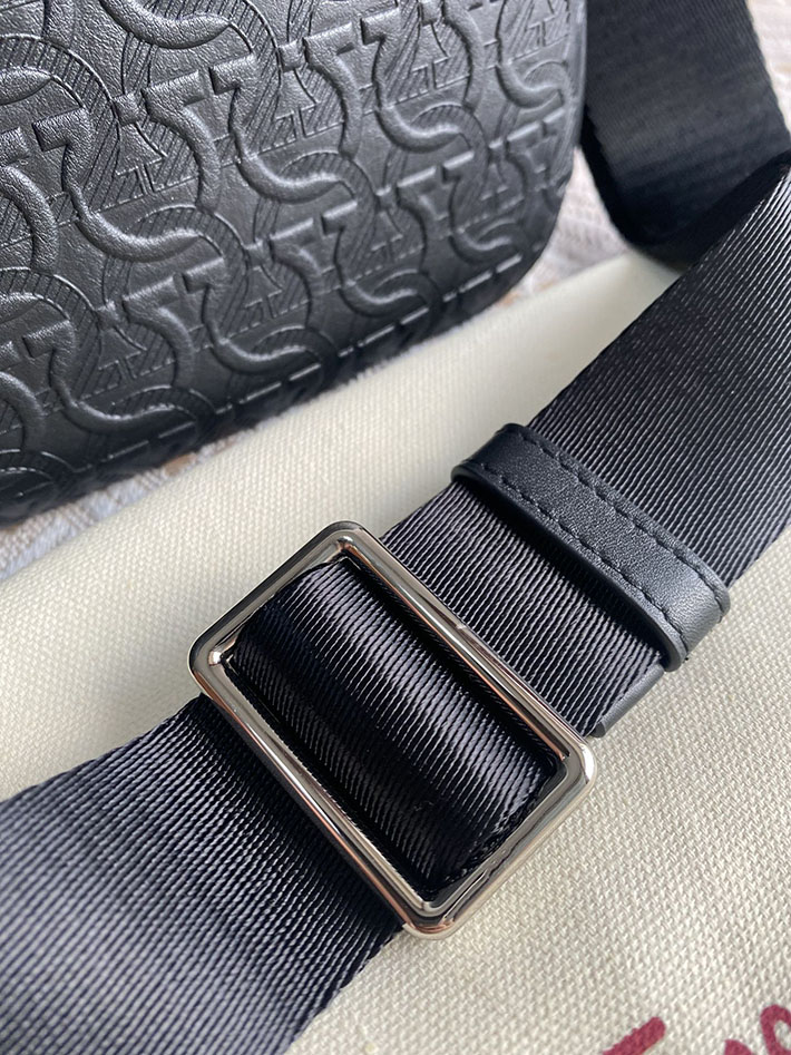 FERRAGAMO 新作バッグ サルヴァトーレフェラガモ 24 A426 レザー ガンチーニ メッセンジャーバッグ キーリング付き 鞄 NERO メンズ 24A426 0723818 - 画像 (6)