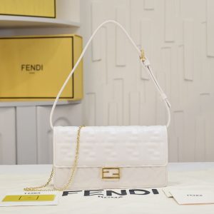 fendi チェーンウォレット
