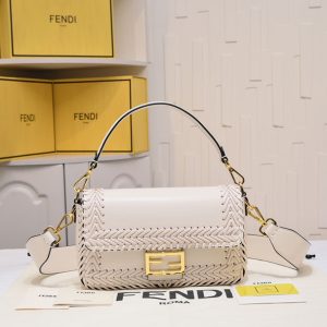 フェンディ マンマバケット コーデ