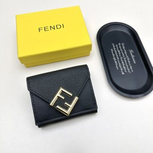 fendi 三つ折り財布 目黒蓮