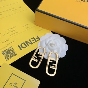 フェンディ ピアス 目黒蓮