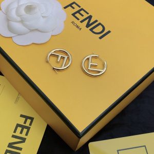 フェンディ ピアス めめ