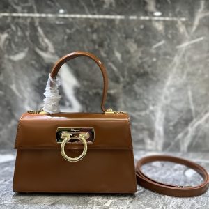 FERRAGAMO バッグ 芸能人