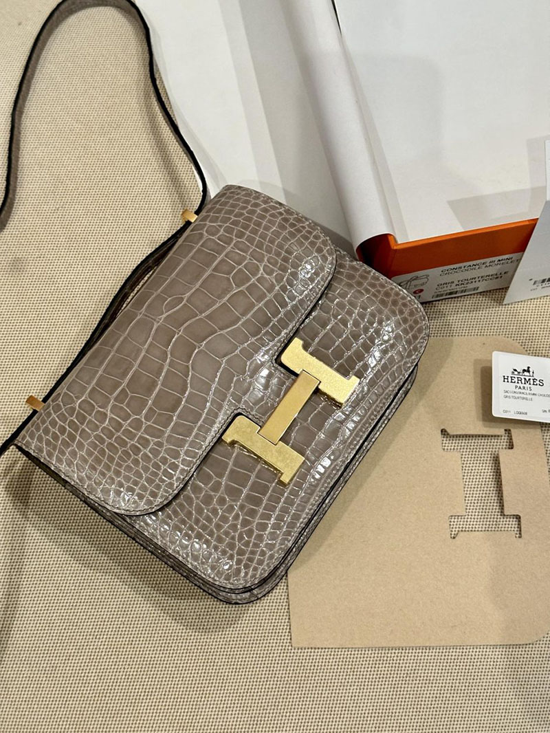 エルメス アウトレット 店舗 HERMES コンスタンス3 ミニ トゥルティールグレー クロコダイル アリゲーターマット ゴールド金具 2520846 コンスタンス クロコ 定価 - 画像 (12)