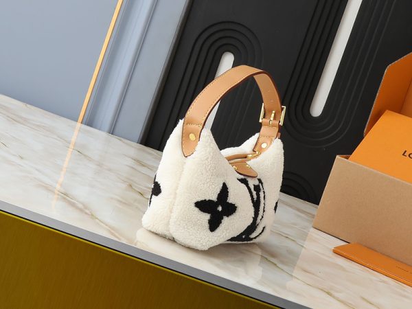 ルイヴィトン ポシェット･ヒルズ LV Hills Pochette ホワイト/ブラック M11920 牛革 lv301015 N品 ルイヴィトン バッグ 人気 - 画像 (9)