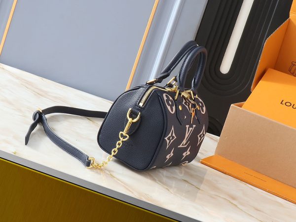 ルイヴィトン バイカラー モノグラム・アンプラント スピーディ・バンドリエール20 ネイビー M47048 N品 スピーディバンドリエール20 使い勝手 - 画像 (9)