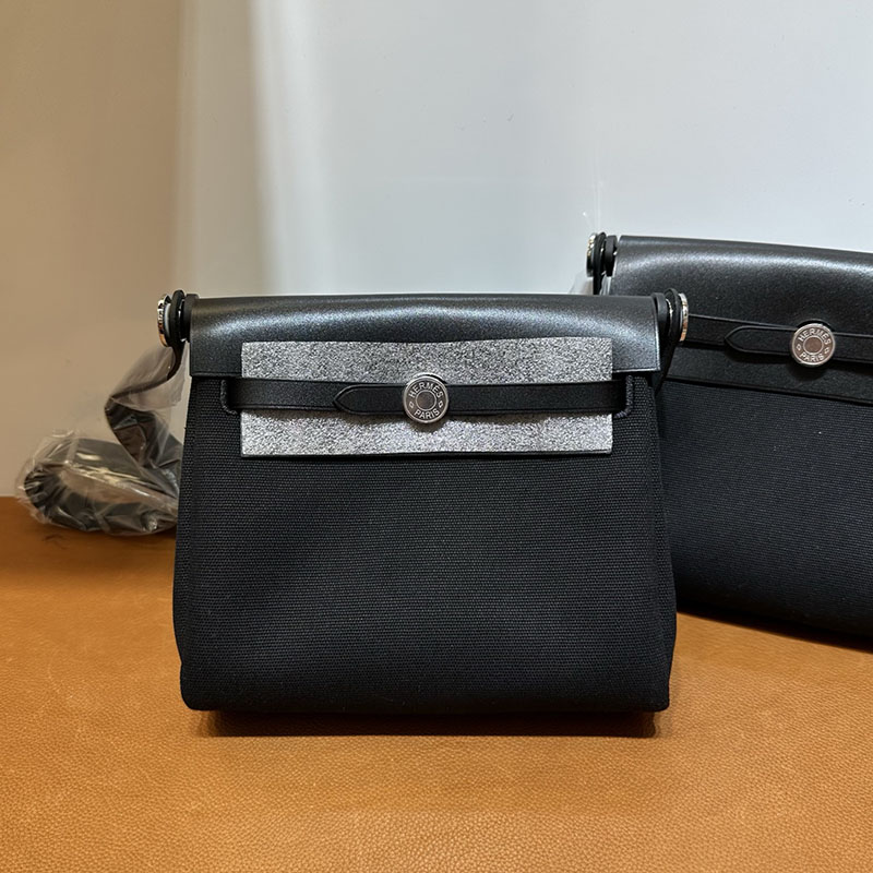 エルメス バッグ値段 HERMES エールバッグジップ ミニ 黒 ブラック トワルアッシュ シルバー金具 2521245 エルメス エールバッグ 定価 - 画像 (3)
