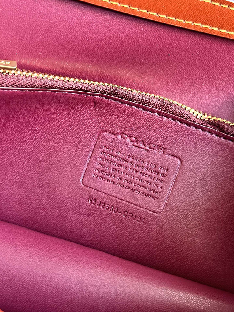 COACH CP131 B4XHG アイドル バッグ 23・シグネチャー キャンバス・スネークスキン ディテール コーチ ショルダーバッグ - 画像 (2)