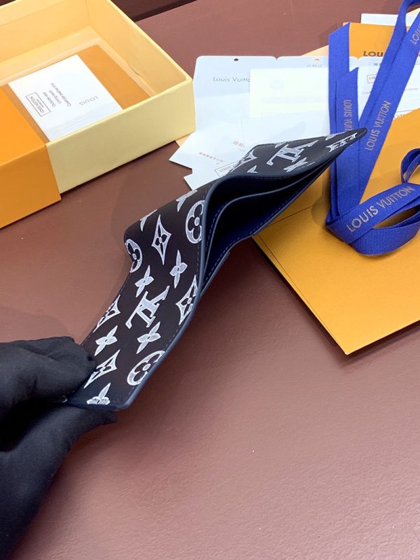 LOUIS VUITTON 二つ折り財布 ポルトフォイユ・ミュルティプル モノグラム・シャドウ ブルーマリーヌ M83379 超N品 - 画像 (7)