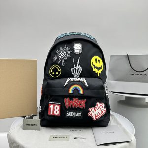 バレンシアガリュックコーデ