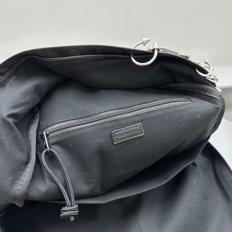 バレンシアガ アウトレット BALENCIAGA Explorer バックパック ピアーシング 5032212AAMF1000 ブラック ポリアミド バレンシアガリュックコーデ - 画像 (2)