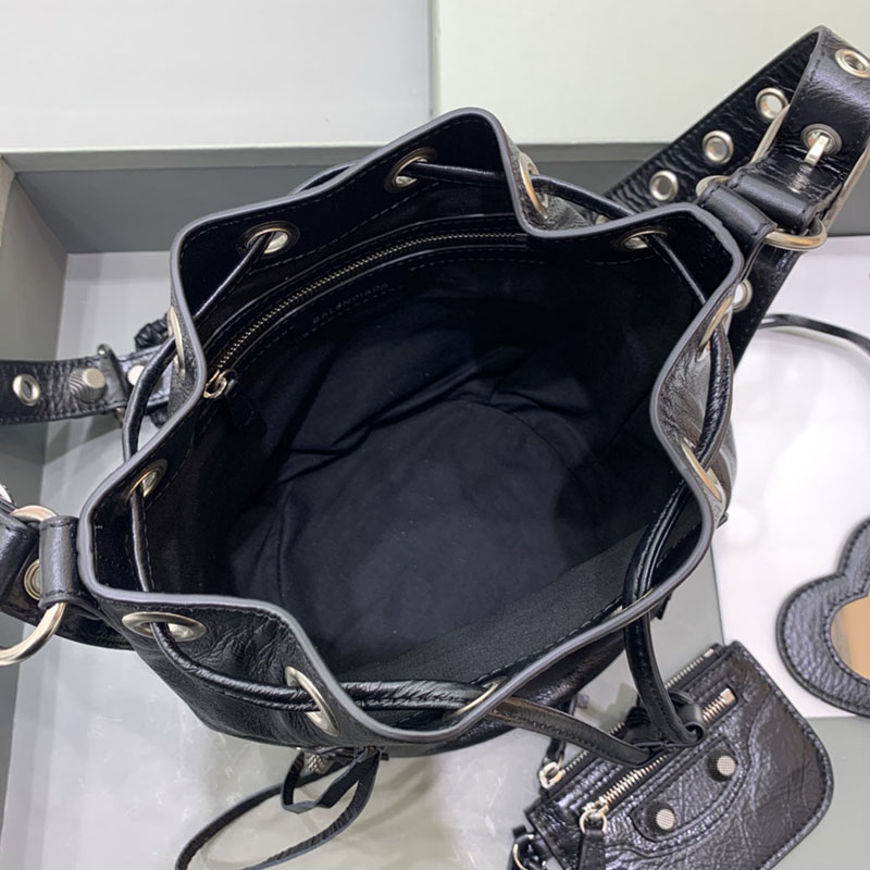 バレンシアガ アウトレット BALENCIAGA LE CAGOLE XSバケットBAG 7024311VG9Y1000 ブラック ラムスキン バレンシアガ バッグ アウトレット - 画像 (3)