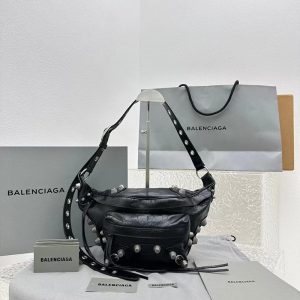 バレンシアガ ボディバッグ 芸能人