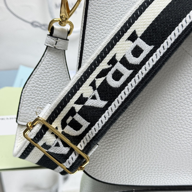 プラダ アウトレット PRADA ソフトレザー トライアングル ロゴメタル 斜め掛け 1BH193 2DKV F097W ビアンコ H品 プラダ 斜めがけバッグ レディース - 画像 (5)