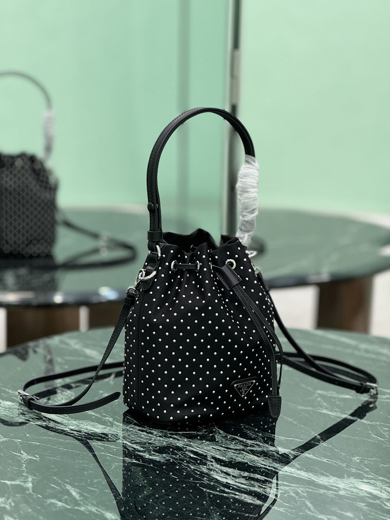 プラダ アウトレット PRADA プラダ ブランデー スタッズ付 Re-nylon ミニバッグ 1BE067_2HGV_F0002 ブラック H品 プラダ 巾着バッグ アウトレット - 画像 (9)