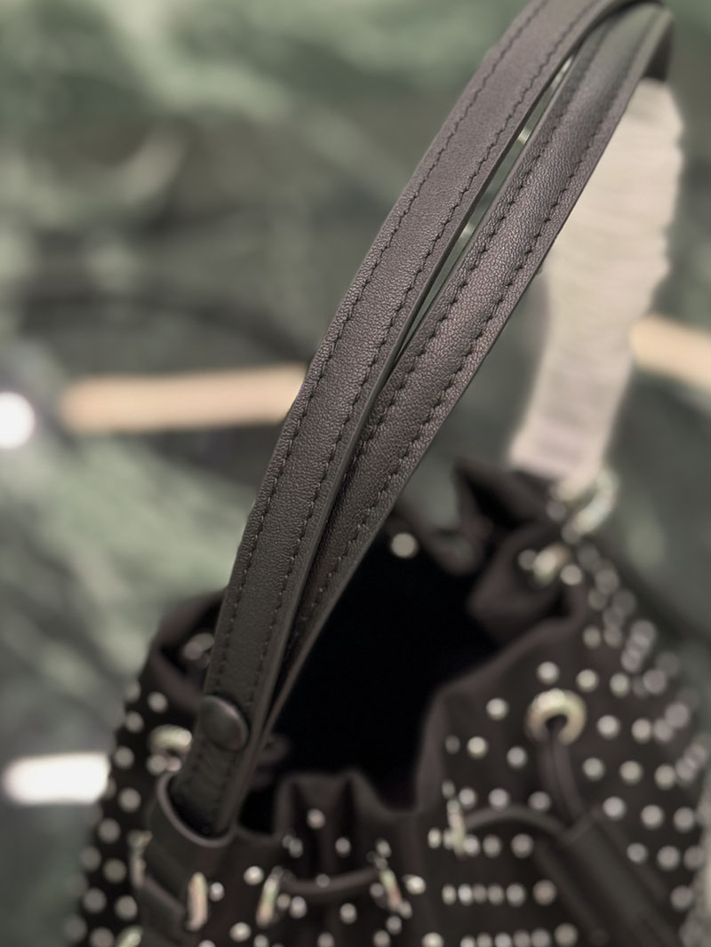 プラダ アウトレット PRADA プラダ ブランデー スタッズ付 Re-nylon ミニバッグ 1BE067_2HGV_F0002 ブラック H品 プラダ 巾着バッグ アウトレット - 画像 (4)