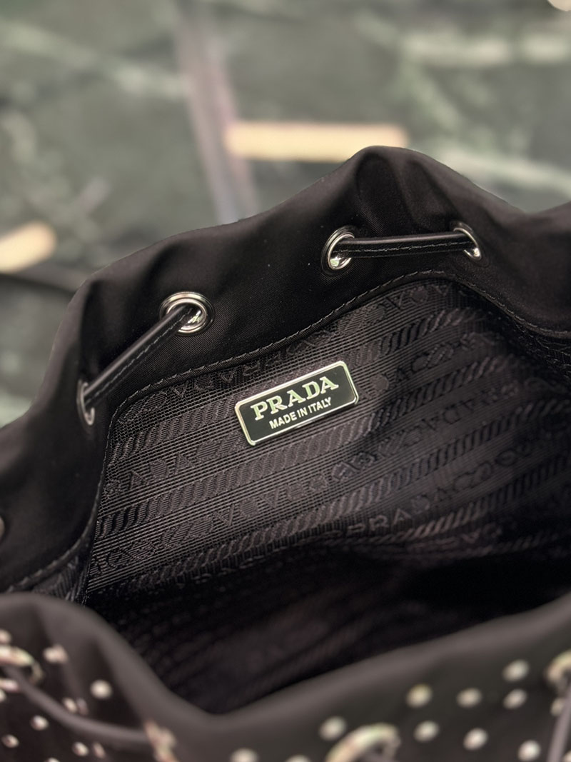 プラダ アウトレット PRADA プラダ ブランデー スタッズ付 Re-nylon ミニバッグ 1BE067_2HGV_F0002 ブラック H品 プラダ 巾着バッグ アウトレット - 画像 (2)