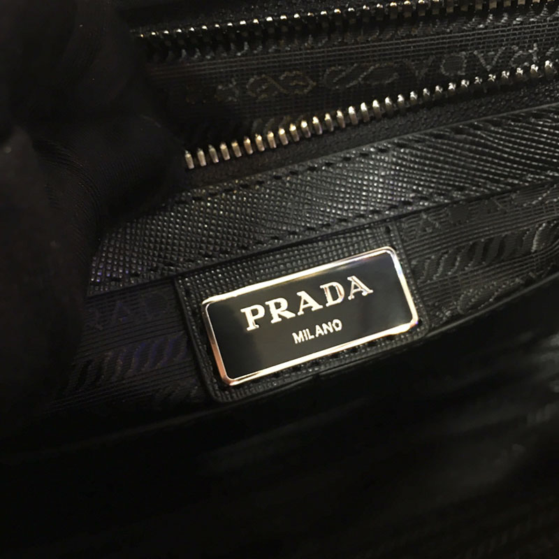 プラダ アウトレット PRADA Re-Nylon xサフィアーノレザー ショルダーバッグ 2VD768 ブラック H品 プラダ ショルダーバッグ メンズ 人気 - 画像 (2)