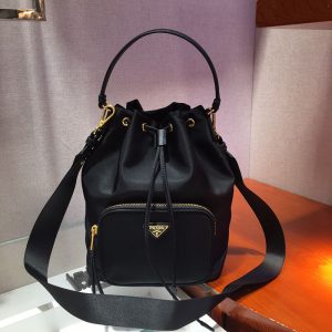 プラダ 巾着ショルダーバッグ