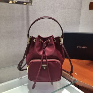 プラダ 巾着ショルダーバッグ