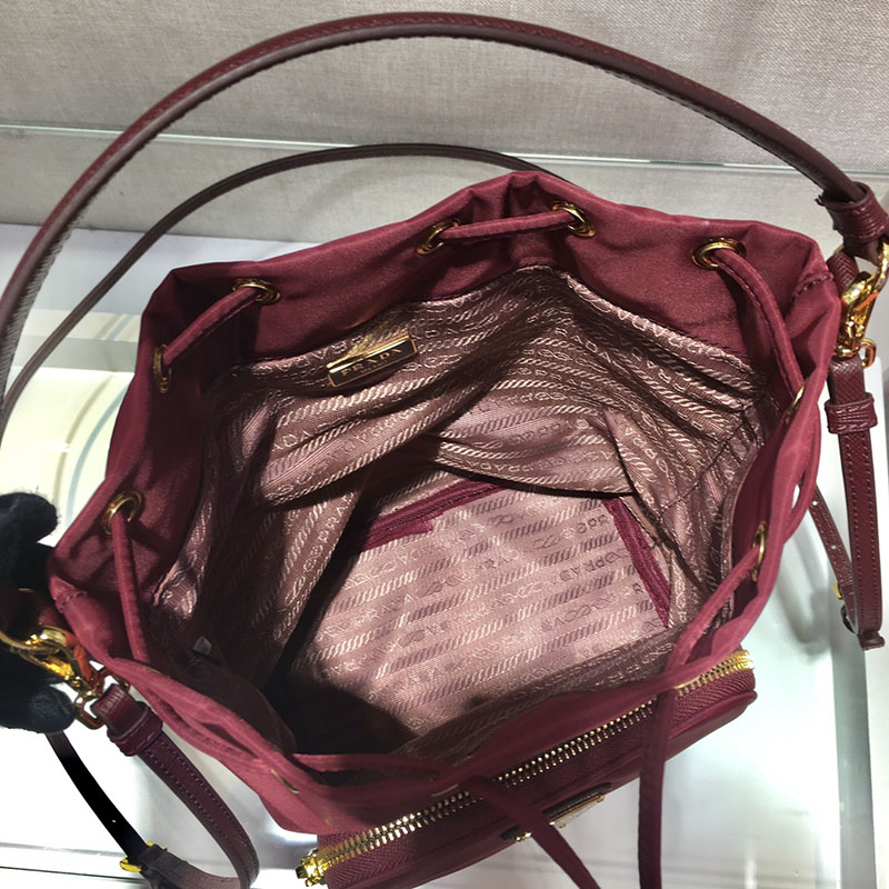 プラダ アウトレット PRADA デュエット Re-Nylon バケットバッグ 1BH038_RV44_F0007_V_UOP ボルドー H品 プラダ 巾着ショルダーバッグ - 画像 (2)