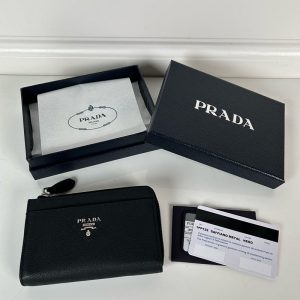 プラダ キーケース アウトレット 価格