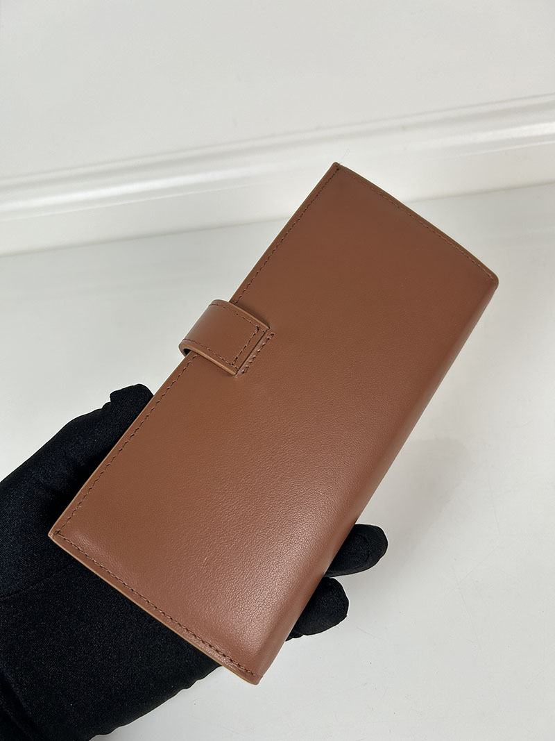 最高級プラダスーパーコピー プラダ財布コピー シティカーフタブ 財布 1MV025_2CNP_F0046 コニャック 超N品 プラダの財布を持つ 女 - 画像 (3)