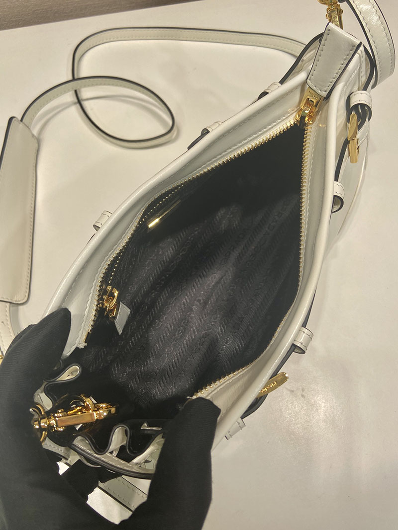 プラダ アウトレット PRADA ボニー スモール ソフトルックスレザー 1BH215_2CYR_F0009_V_OOO ホワイト H品 プラダ ショルダーバッグ 人気 - 画像 (3)