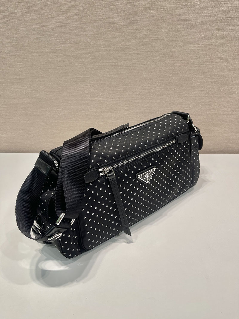 プラダ アウトレット PRADA サイドフラップポケット スタッズ付 Re-Nylon バッグ 1BC236_2HGV_F0002_V_OOO ブラック H品 プラダ ホーボーバッグ - 画像 (7)