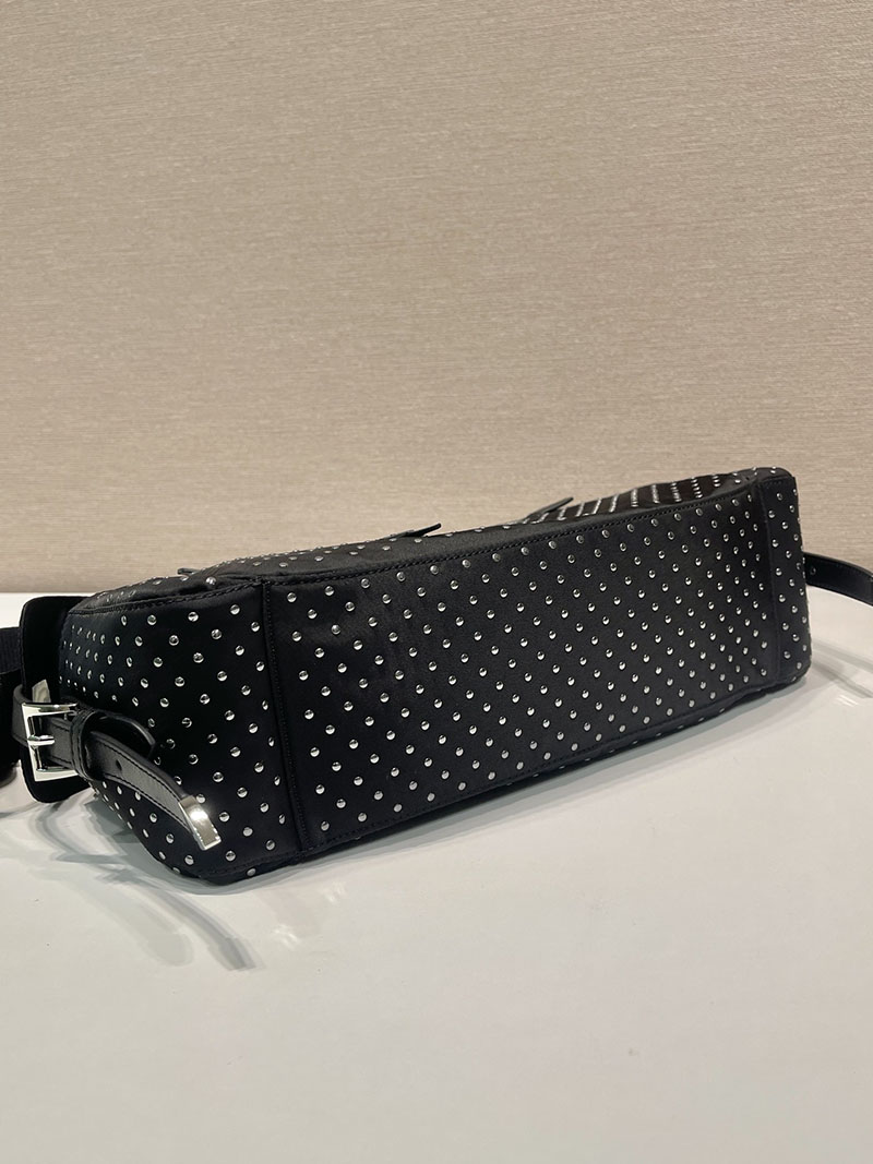 プラダ アウトレット PRADA サイドフラップポケット スタッズ付 Re-Nylon バッグ 1BC236_2HGV_F0002_V_OOO ブラック H品 プラダ ホーボーバッグ - 画像 (5)