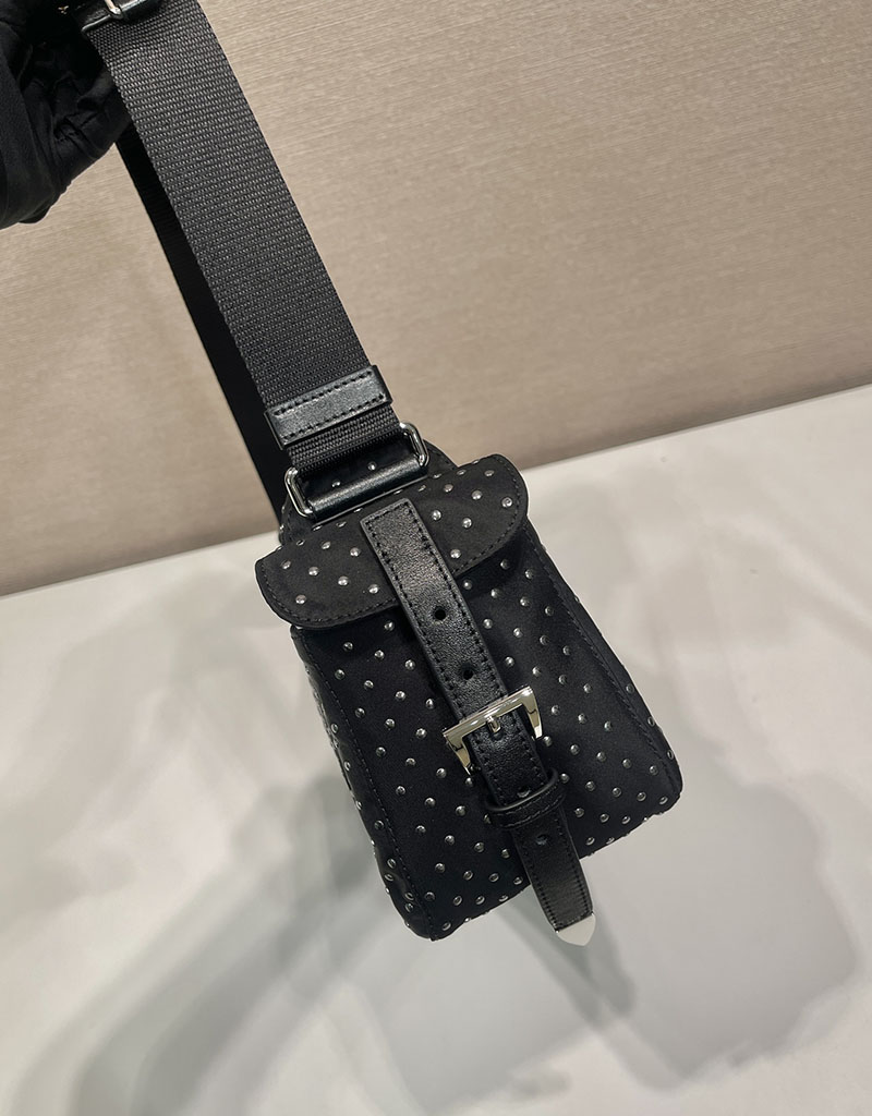 プラダ アウトレット PRADA サイドフラップポケット スタッズ付 Re-Nylon バッグ 1BC236_2HGV_F0002_V_OOO ブラック H品 プラダ ホーボーバッグ - 画像 (4)
