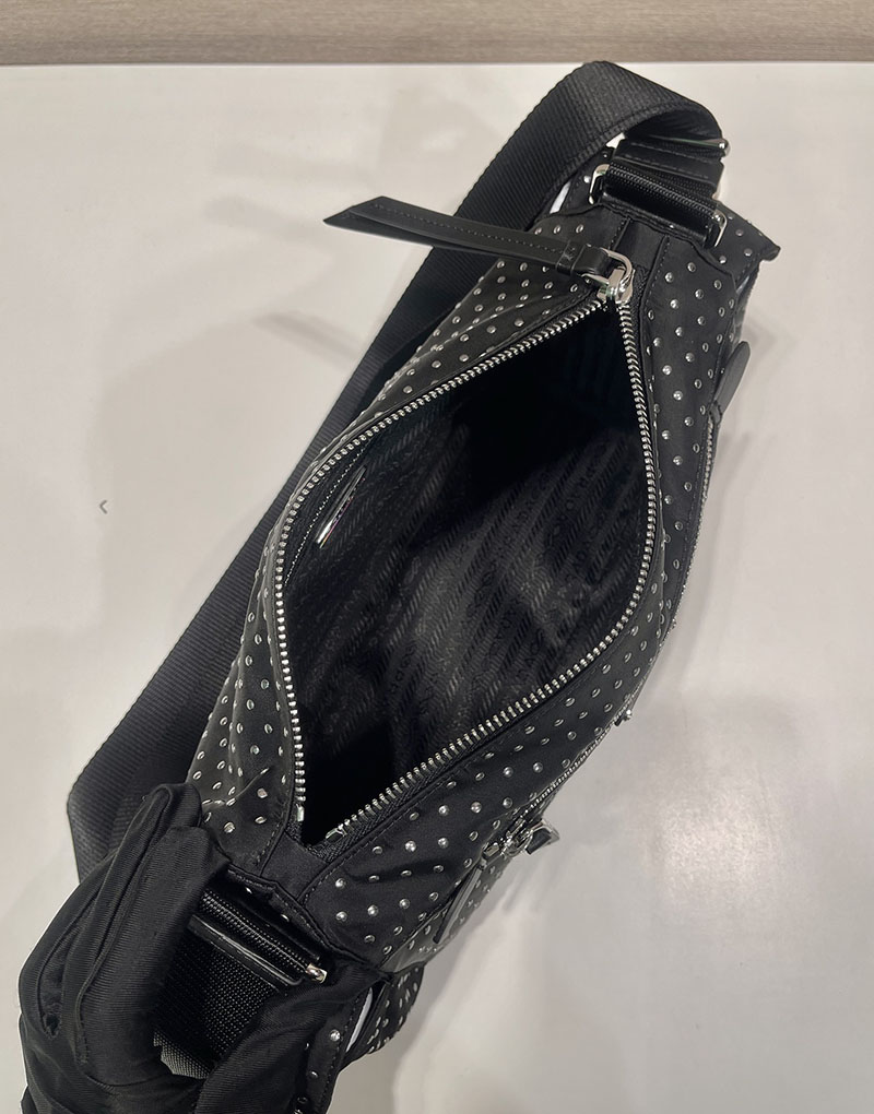 プラダ アウトレット PRADA サイドフラップポケット スタッズ付 Re-Nylon バッグ 1BC236_2HGV_F0002_V_OOO ブラック H品 プラダ ホーボーバッグ - 画像 (3)