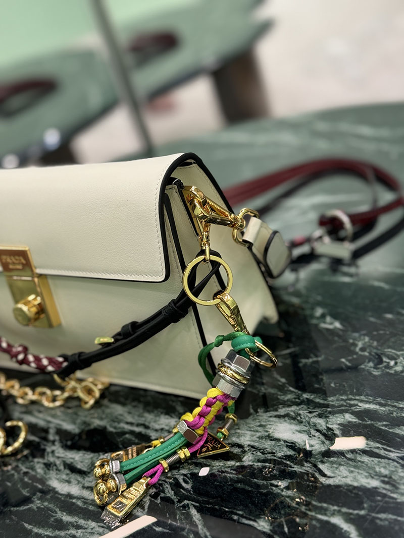 プラダ アウトレット PRADA チャーム付 プラダ ソフトサウンド スモール 1BD379_2C6A_F0PG7_V_OO6 ホワイト H品 プラダ ショルダーバッグ 人気 - 画像 (8)