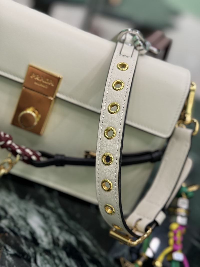 プラダ アウトレット PRADA チャーム付 プラダ ソフトサウンド スモール 1BD379_2C6A_F0PG7_V_OO6 ホワイト H品 プラダ ショルダーバッグ 人気 - 画像 (5)
