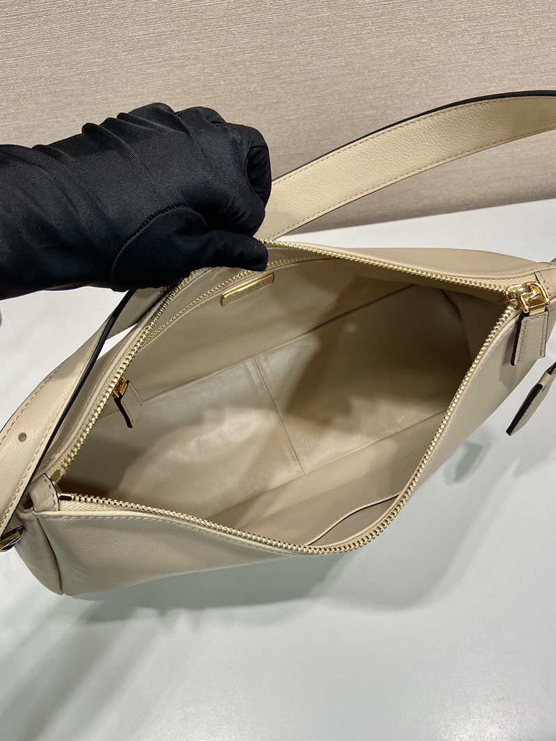 プラダ アウトレット PRADA エメ ラージ ソフトグレインレザー ショルダーバッグ 1BC228_2CYS_F0PG7_V_LVM ホワイト H品 プラダ 斜めがけバッグ レディース - 画像 (4)