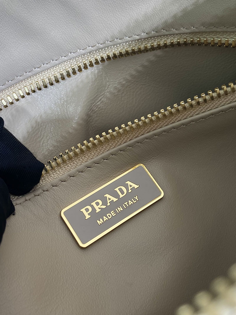 プラダ アウトレット PRADA エメ ラージ ソフトグレインレザー ショルダーバッグ 1BC228_2CYS_F0PG7_V_LVM ホワイト H品 プラダ 斜めがけバッグ レディース - 画像 (3)