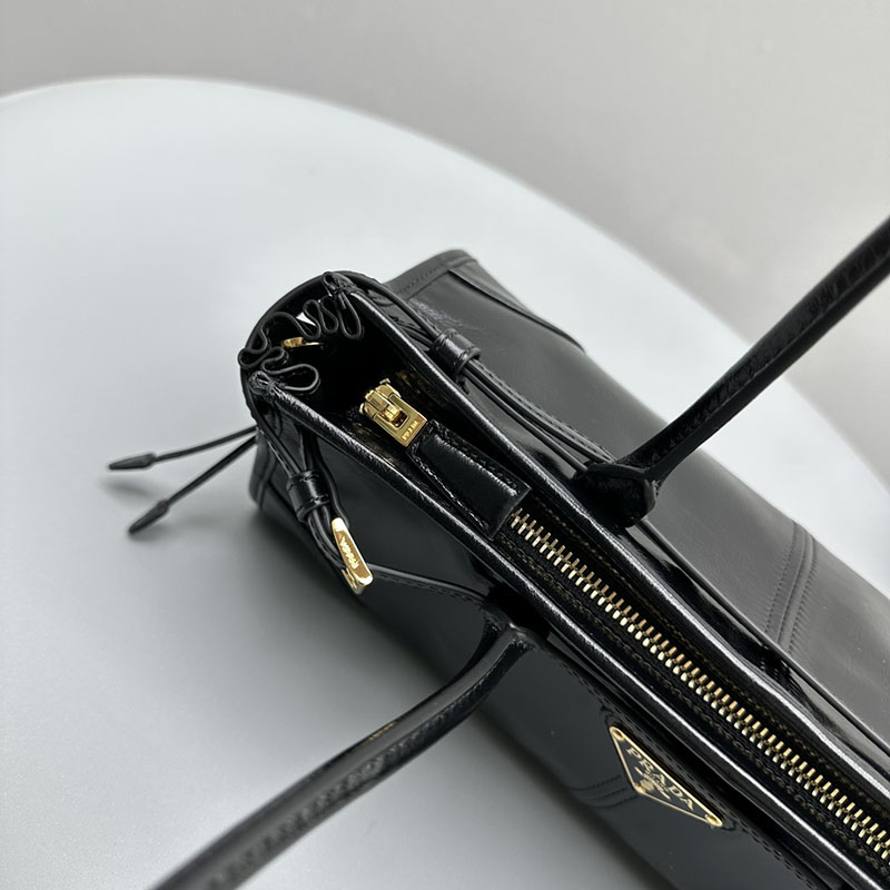 プラダ アウトレット PRADA ボニー ミディアム スエード ハンドバッグ 1BA426_2CYR_F0002_V_MOO ブラック H品 プラダ 斜めがけバッグ レディース - 画像 (5)