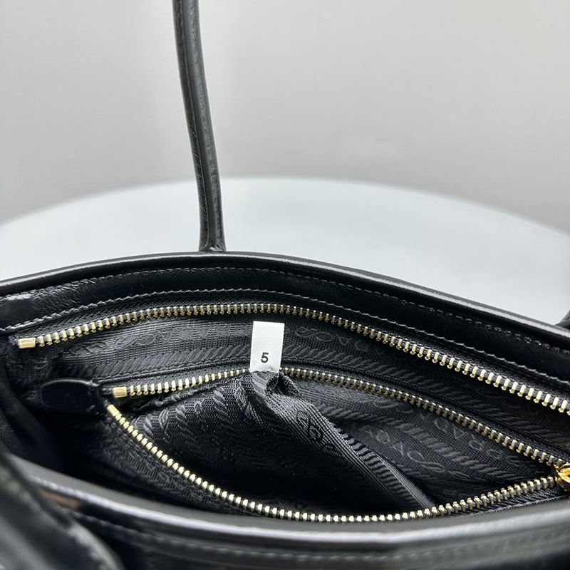 プラダ アウトレット PRADA ボニー ミディアム スエード ハンドバッグ 1BA426_2CYR_F0002_V_MOO ブラック H品 プラダ 斜めがけバッグ レディース - 画像 (3)
